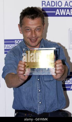 Andy Kershaw di BBC radio 3 riceve il premio Specialist Music Award per il Festival nel deserto durante i Sony radio Academy Awards 2004, che si tengono presso l'hotel Grosvenor House a Park Lane, Londra. Foto Stock