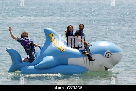 Gli attori saranno Smith (a destra), Angelina Jolie e Jack Black cavalcano uno squalo gonfiabile durante una fotocellula per il nuovo film d'animazione Shark tale, dove forniscono le voci, durante il 57° Festival del Cinema di Cannes 2004. Foto Stock