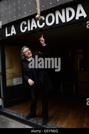 Donovan, cantante pop degli anni '60, esegue una canzone fuori dal Giaconda Cafe in Denmark Street a Londra, conosciuta anche come 'Tin Pan Alley', dove in seguito aiuta a svelare una placca blu contenente audio e video che descrive la casa tradizionale dell'industria musicale britannica. Foto Stock