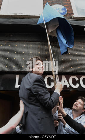 L'ex DJ radio 1 Mike Read svela una placca blu sopra il Giaconda Cafe in Denmark Street a Londra, conosciuta anche come 'Tin Pan Alley', la casa tradizionale dell'industria musicale britannica. Foto Stock