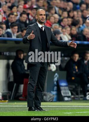 Calcio - UEFA Champions League - Quarter Final - Second leg - Bayern Munich / Manchester United - Allianz Arena. Bayern Munich manager Pep Guardiola sulla linea di contatto Foto Stock