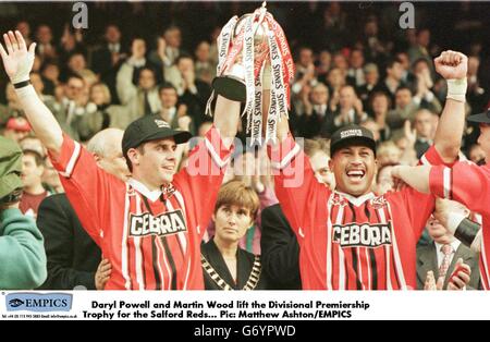 Lo skipper di Salford Steve Blakeley (a sinistra) e Sam Panapa sollevano il Divisional Premiership Trophy per i Salford Reds Foto Stock