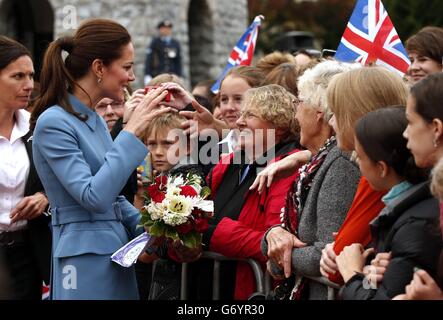 La Duchessa di Cambridge, parla con i membri della folla dopo aver deposto una corona al memoriale di guerra in Piazza Seymour, nella città di Blenheim in Nuova Zelanda. La coppia reale sta intraprendendo una visita ufficiale di 19 giorni in Nuova Zelanda e Australia con il loro figlio George. Foto Stock