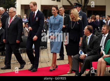 Il Duca e la Duchessa di Cambridge camminano insieme durante una cerimonia al memoriale di guerra in Piazza Seymour nella città di Blenheim in Nuova Zelanda. La coppia reale sta intraprendendo una visita ufficiale di 19 giorni in Nuova Zelanda e Australia con il loro figlio George. Foto Stock