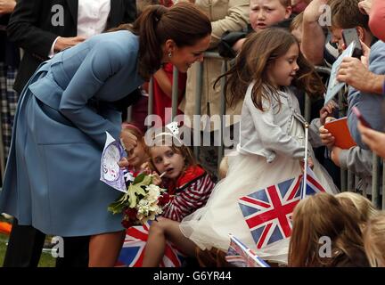 La Duchessa di Cambridge, parla con i bambini dopo aver deposto una corona al memoriale di guerra in Piazza Seymour, nella città di Blenheim in Nuova Zelanda. La coppia reale sta intraprendendo una visita ufficiale di 19 giorni in Nuova Zelanda e Australia con il loro figlio George. Foto Stock