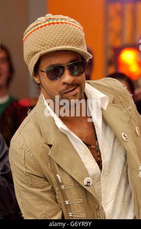 Shaggy durante la sua apparizione ospite su MTV TRL UK presso gli MTV Studios di Camden, a nord di Londra. Foto Stock