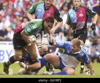 George Harder di Harlequins, preso dalla difesa di Montferrand durante la finale della Parker Pen Cup allo stadio Madejski, leggendo sabato 22 2004 maggio. Foto Stock