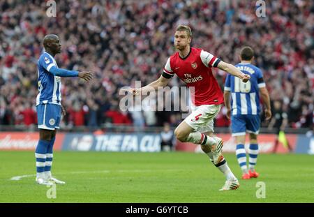 Arsenal per Mertesacker celebra il raggiungimento di un obiettivo di equalizzazione per renderlo 1-1 Foto Stock