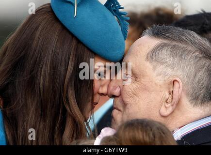 La Duchessa di Cambridge riceve un tradizionale benvenuto Maori chiamato 'hongi' da David Ellison dopo che è arrivata con suo marito, il Duca di Cambridge, dopo essere arrivata a Dunedin mentre continuano il loro tour della Nuova Zelanda. Foto Stock