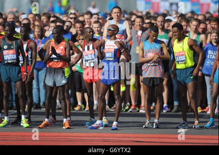 Atletica - Virgin Money London Marathon 2014. Il Mo Farah della Gran Bretagna (centro) all'inizio della Maratona Virgin Money London, Londra. Foto Stock