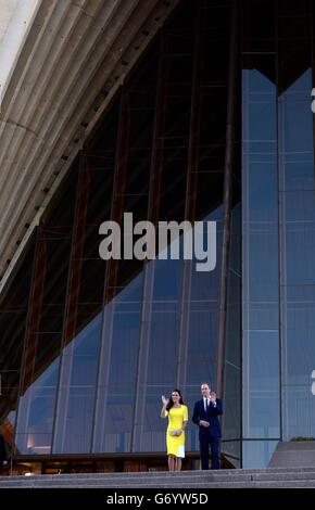 Il Duca e la Duchessa lasciano la Sydney Opera House a seguito di un ricevimento ospitato dal Governatore e Premier del nuovo Galles del Sud durante il decimo giorno del loro tour ufficiale in Nuova Zelanda e Australia. PREMERE ASSOCIAZIONE foto. Data immagine: Mercoledì 16 aprile 2014. Il credito fotografico dovrebbe essere: Anthony Devlin/PA Wire Foto Stock