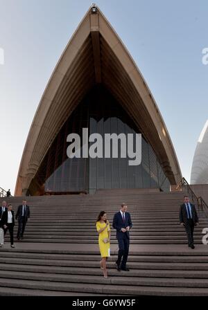 Il Duca e la Duchessa lasciano la Sydney Opera House a seguito di un ricevimento ospitato dal Governatore e Premier del nuovo Galles del Sud durante il decimo giorno del loro tour ufficiale in Nuova Zelanda e Australia. PREMERE ASSOCIAZIONE foto. Data immagine: Mercoledì 16 aprile 2014. Il credito fotografico dovrebbe essere: Anthony Devlin/PA Wire Foto Stock