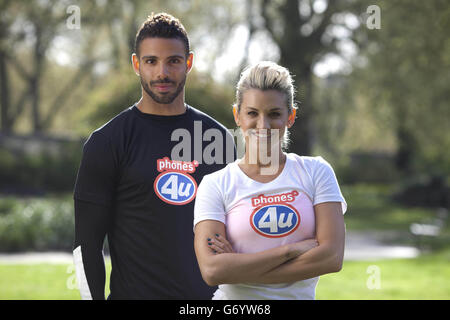 SOLO PER USO EDITORIALE Ashley Roberts partecipa a un evento di anteprima per i telefoni 4u #FestivalFit 30 Day Challenge, creato dal coreografo Jay Revell (a sinistra) per celebrare l'arrivo del Samsung Galaxy S5 a Phones 4u, a Brunswick Square a Londra. Foto Stock