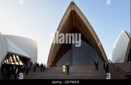 Il Duca e la Duchessa di Cambridge lasciano la Sydney Opera House a seguito di un ricevimento ospitato dal Governatore e Premier del nuovo Galles del Sud durante il decimo giorno del loro tour ufficiale in Nuova Zelanda e Australia. Foto Stock