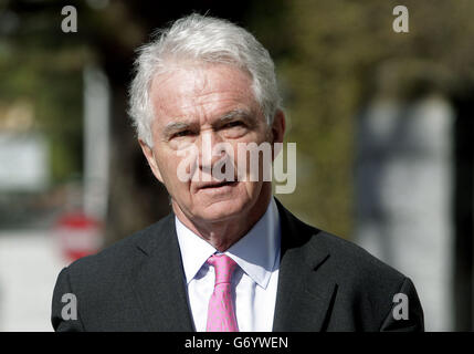 Sean Fitzpatrick, ex presidente e amministratore delegato di Anglo Irish Bank, arriva alla corte penale di Dublino come processo contro i dirigenti della Anglo Irish Bank. Foto Stock