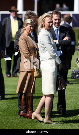 La Contessa di Wessex guarda il suo cavallo di proprietà congiunta Zilber durante il giorno uno del 2014 Craven Meeting presso Newmarket Racecourse, Newmarket. PREMERE ASSOCIAZIONE foto. Data immagine: Mercoledì 16 aprile 2014. Guarda la storia di PA SU Newmarket. Il credito fotografico dovrebbe essere: Steve Parsons/PA Wire Foto Stock