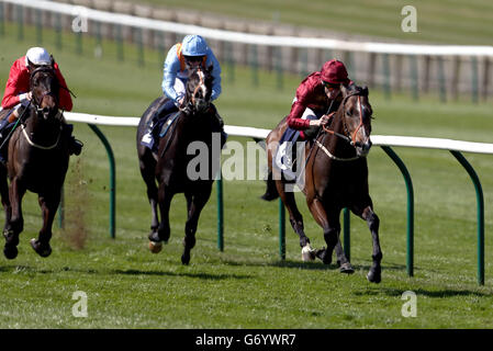 Mind of Madness (a destra) guidato da Jamie Spencer vince la Horsesource Seabuckthorn Conditions Stakes durante il giorno uno del 2014 Craven Meeting presso Newmarket Racecourse, Newmarket. Foto Stock