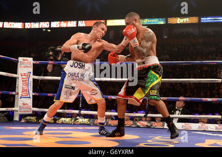 Josh Warrington e Rendall Munroe (a destra) durante il Commonwealth (Impero britannico) titolo di pesi e Featherweight Bout al Phones 4U Arena, Manchester. Foto Stock