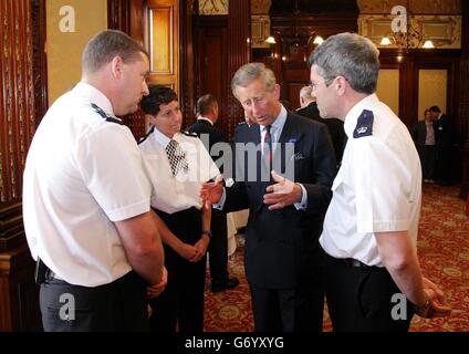 Il Principe del Galles incontra i membri della polizia di Strathclyde durante un ricevimento dove il Principe ha salutato lo sforzo 'fantastico' dei servizi di emergenza coinvolti nell'operazione di salvataggio dopo un'esplosione che ha causato nove vite in una fabbrica di materie plastiche. Charles ha incontrato i lavoratori dei vigili del fuoco, della polizia e dei servizi di ambulanza, nonché i volontari, nelle City Chambers di Glasgow durante una visita di tre giorni in Scozia. Foto Stock