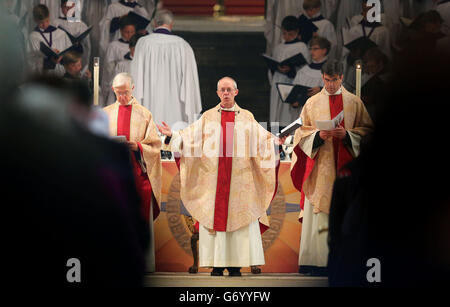 L'arcivescovo di Canterbury Justin Welby (centro) durante il servizio pasquale alla Cattedrale di Canterbury nel Kent. Foto Stock