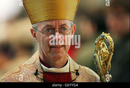 L'arcivescovo di Canterbury Justin Welby arriva alla cattedrale di Canterbury nel Kent per il servizio del giorno di Pasqua. Foto Stock