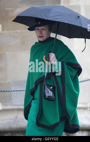 La principessa Anne arriva al Castello di Windsor nel Berkshire per il servizio della domenica di Pasqua. Foto Stock