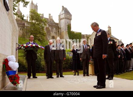 Il Principe Carlo (C) depone una corona al 4°/7° Royal Dragoon Guards Memorial in Normandia, nel nord della Francia. I leader mondiali e migliaia di veterani si riuniranno in Normandia questo fine settimana per celebrare il 60° anniversario degli sbarchi del D-Day. Foto Stock