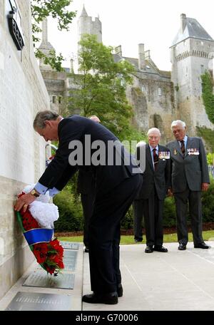 Il Principe Carlo (C) depone una corona al 4°/7° Royal Dragoon Guards Memorial in Normandia, nel nord della Francia. I leader mondiali e migliaia di veterani si riuniranno in Normandia questo fine settimana per celebrare il 60° anniversario degli sbarchi del D-Day. Foto Stock