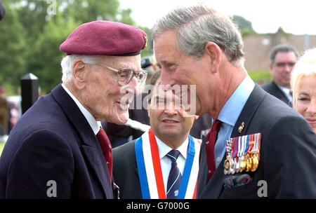 Il Principe del Galles saluta il brigadiere Sir James Hill, prima di svelare una statua del brigadiere - l'ultimo ufficiale sopravvissuto di brigadiere / grado generale della campagna in Normandia - a le Mesnil. Il Principe si trova nella Francia nord-occidentale per una giornata di impegni alla vigilia del 60° anniversario dell'invasione alleata dell'Europa. Foto Stock