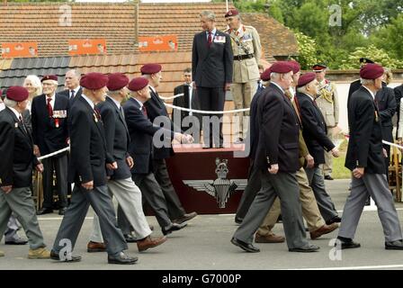 Il Principe del Galles e l'ufficiale più anziano dell'esercito Sir Mike Jackson (a destra, sul podio) guardano una marcia passata dei veterani del terzo Parachute Brigade D-Day, a le Mesnil, in Normandia. Il Principe si trova nella Francia nord-occidentale per una giornata di impegni alla vigilia del 60° anniversario dell'invasione alleata dell'Europa. Foto Stock