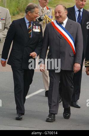 Il Principe del Galles con il Sindaco Roger Levert prima di deporre una corona al 4 ° / 7 ° Dragoon Guards Memorial a Creully in Normandia, Francia nord-occidentale. Il principe era in un giorno di visite in Normandia alla vigilia del 60° anniversario dell'invasione alleata dell'Europa. Foto Stock