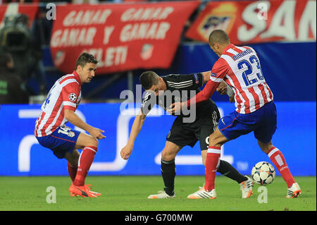 Calcio - UEFA Champions League - Semifinale - prima tappa - Atletico Madrid / Chelsea - Stadio vincente Calderon. Fernandez Gabi di Atletico Madrid (a sinistra) e Joao Miranda (a destra) lottano per la palla con Fernando Torres di Chelsea Foto Stock