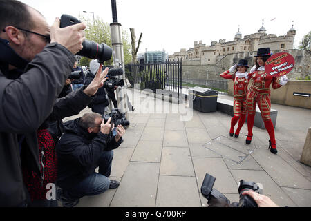 Due modelli, entrambi membri del PETA, con i loro corpi dipinti per assomigliare a Yeoman Warders, promuovono i pasti senza carne in congiunzione con la corsa fino a St George's Day fuori della Torre di Londra. Foto Stock