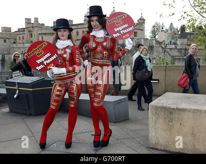 Due modelli, entrambi membri del PETA, con i loro corpi dipinti per assomigliare a Yeoman Warders, promuovono i pasti senza carne in congiunzione con la corsa fino a St George's Day fuori della Torre di Londra. Foto Stock