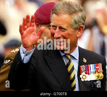 Il principe Carlo della Gran Bretagna ondeggia ai veterani durante la sua visita al Giardino britannico della memoria a Caen, in Normandia, in Francia. I leader mondiali si riuniranno il 6 giugno per le cerimonie che celebreranno il 60° anniversario dello sbarco alleato in Normandia. Foto Stock