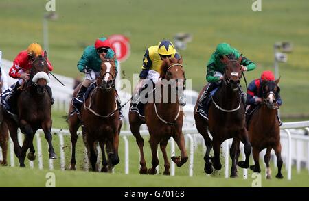 Il nostro canale (centro) guidato da Ryan Moore viene a casa per vincere la prova di Derby di Investec (gara di condizioni) (gara di BOBIS) (Classe 2) (solo 3YO) dal 2° posto Marzocco (a destra) guidato da William Buick durante l'incontro di primavera di Investec all'Ippodromo di Epsom Downs, Surrey. Foto Stock