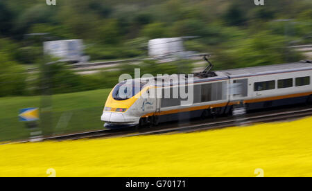 Azioni Eurostar. Un treno Eurostar parte per Londra sulla linea ferroviaria HS1 Channel Tunnel, vicino a Charing, Kent. Foto Stock