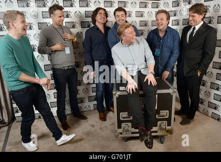 (Da sinistra a destra) Patrick Kielty, Richard Bacon, Micky Flanagan, Jason Manford, Rob Beckett, Hal Cruttenden e John Bishop backstage durante la serie Teenage Cancer Trust di concerti di beneficenza, presso la Royal Albert Hall, a Londra. Foto Stock