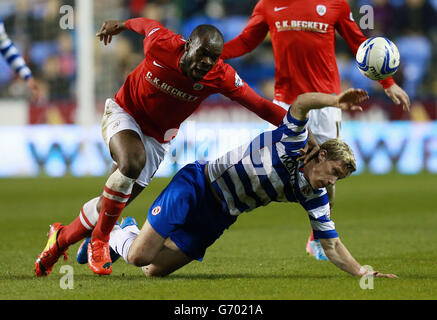 Il Pavel Pogrebnyak di Reading viene sfidato da Jean Yves M'Vota di Barnsley durante la partita del campionato Sky Bet allo stadio Madejski di Reading. Foto Stock