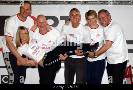 Da sinistra a destra; Sir Steve Redgrave, Duncan Goodhew, Gary Lineker, Clare Balding e il ministro dello Sport Richard Caborn tengono Rachel Stevens in posa per i fotografi durante il lancio della Campagna di Soccorso dello Sport di quest'anno alla Science of Sport Exhibition presso il Museo della Scienza di Londra. Foto Stock