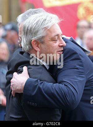 Relatore della Camera dei Comuni, John Bercow (a sinistra) abbraccia Hilary Benn, figlio dell'ex ministro del gabinetto laburista Tony Benn fuori dalla Chiesa di St Margaret, Westminster, centro di Londra dopo il funerale di Tony Benn. Foto Stock