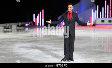 Ballare sulla star del ghiaccio Gareth Gates durante una fotocellula per il Dancing on Ice il Tour finale si è tenuto alla Phones4u Arena, Manchester. Foto Stock