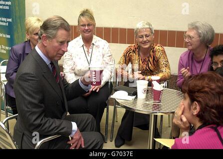 Il Prince of Wales gode di una tazza di caffè con il personale della sede centrale del Dipartimento di sviluppo Internazionale di Londra. Il Principe si trovava in visita al Dipartimento per lo sviluppo internazionale per vedere come stava lavorando per eliminare la povertà mondiale. Foto Stock