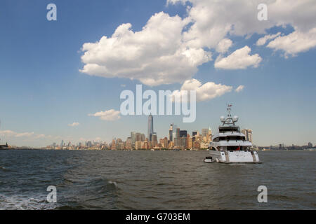 New York City, NY, Stati Uniti d'America - 18 Giugno 2016 : yacht di lusso nelle acque di fronte a New York skyline della citta'. Foto Stock