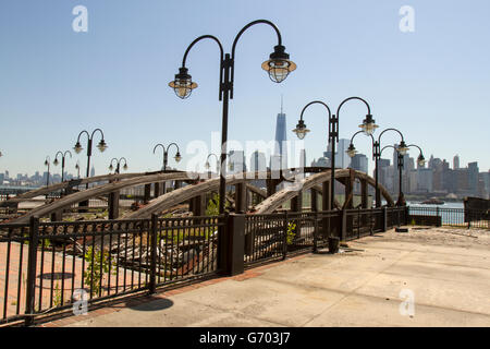 Skyline di New York da Jersey City con resti di abbandono dei docks ferry. Foto Stock