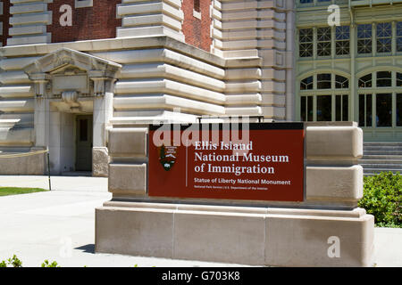 Ellis Island, New York, Stati Uniti d'America - 18 Giugno 2016 : Parchi Nazionali Service accedi fornt di Ellis Island Museo Nazionale di immigrati Foto Stock