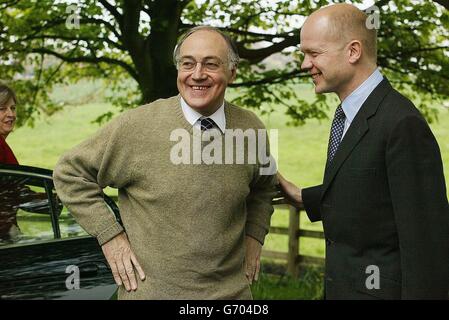 Il leader conservatore Michael Howard (al centro) incontra l'ex leader William Hague e Theresa May MP (all'estrema destra) a Lazenby Hall, Northallerton. Howard ha lanciato un attacco esplosivo contro il Partito laburista e i liberaldemocratici accusandoli di portare la Gran Bretagna nella "giacca da combattimento" dell'Europa. Foto Stock