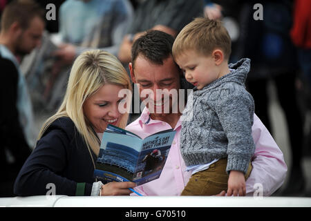 Corse ippiche - 2014 William Hill Lincoln - giorno due - Ippodromo di Doncaster. I Racegoers studiano la forma all'Ippodromo di Doncaster Foto Stock