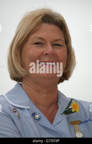 Lesley Arbone celebra la sua incoronazione nell'infermiera Marie Curie Cancer Care dell'anno nel centro di Londra. Arto, 55 anni, di Worksop, Nottinghamshire, ha battuto più di 1,700 infermieri Marie Curie in Inghilterra per il titolo ambito. Foto Stock