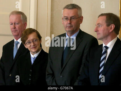 Il procuratore generale Maire Whelan SC (2° a sinistra) con (da sinistra) il Segretario generale del Presidente Adrian o'Neill, il Segretario generale aggiunto del Dipartimento di un Taoiseach Philip Hamell e un Taoiseach Enda Kenny TD presenziano alla nomina del Presidente Michael D. Higgins di giudici dell'alta Corte, Ad Aras An Uachtarain, Dublino. Foto Stock